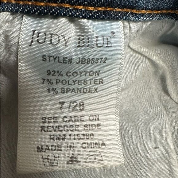Judy Blue women’s medium wash distressed capri jeans, size 7/28.      #35-0185 - Picture 4 of 5